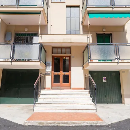 Via Crispi Grande E Comodo In Zona Tranquilla. Apartment *