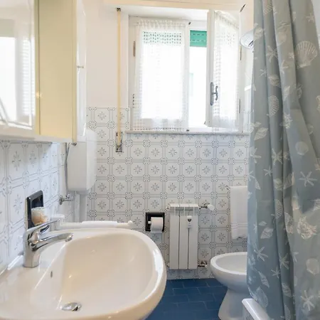 Via Crispi Grande E Comodo In Zona Tranquilla.