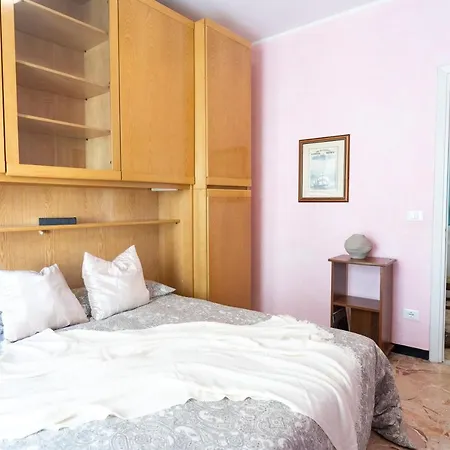 Via Crispi Grande E Comodo In Zona Tranquilla.